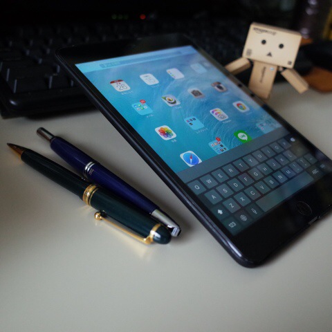 iPad mini Retina 香港版 A1490にバンカーリングBANKER RING 本体はiPhoneよりデカイからスタンド機能の角度はこんなもの