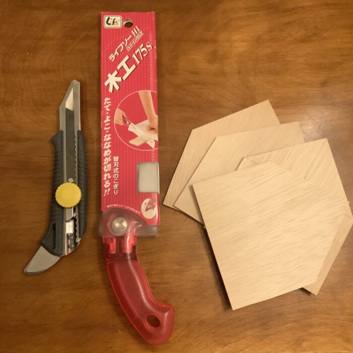 使った工具、カッターと手ノコ