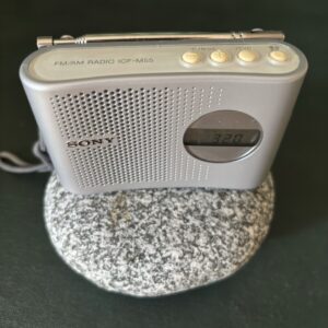 ソニーのポータブルラジオ ICF-M55 は、PLL シンセサイザー方式を採用した FM／AM 対応の手のひらサイズラジオ