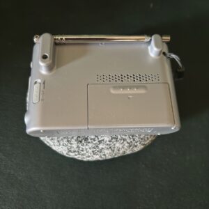 ソニーのポータブルラジオ ICF-M55 は、PLL シンセサイザー方式を採用した FM／AM 対応の手のひらサイズラジオ