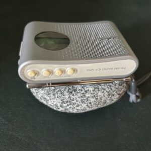 ソニーのポータブルラジオ ICF-M55 は、PLL シンセサイザー方式を採用した FM／AM 対応の手のひらサイズラジオ