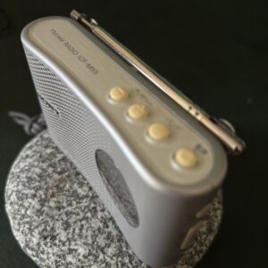 ソニーのポータブルラジオ ICF-M55 は、PLL シンセサイザー方式を採用した FM／AM 対応の手のひらサイズラジオ
