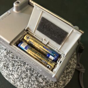 ソニーのポータブルラジオ ICF-M55 は、PLL シンセサイザー方式を採用した FM／AM 対応の手のひらサイズラジオ